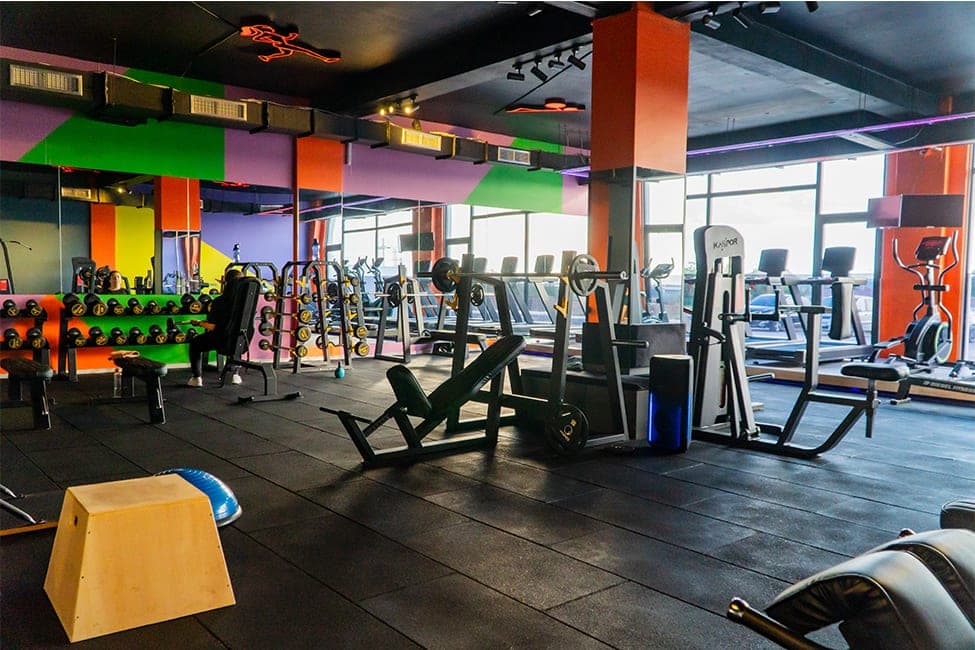 Today Living Club serbest ağırlık alanı: dambıl rafı, plyo box, hack squat makinesi ve arkada kardiyo ekipmanları