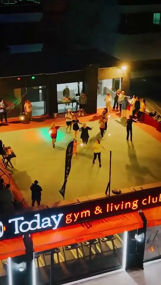 Today Living Club çatı terasında yaz etkinliğinde dans eden üyeler